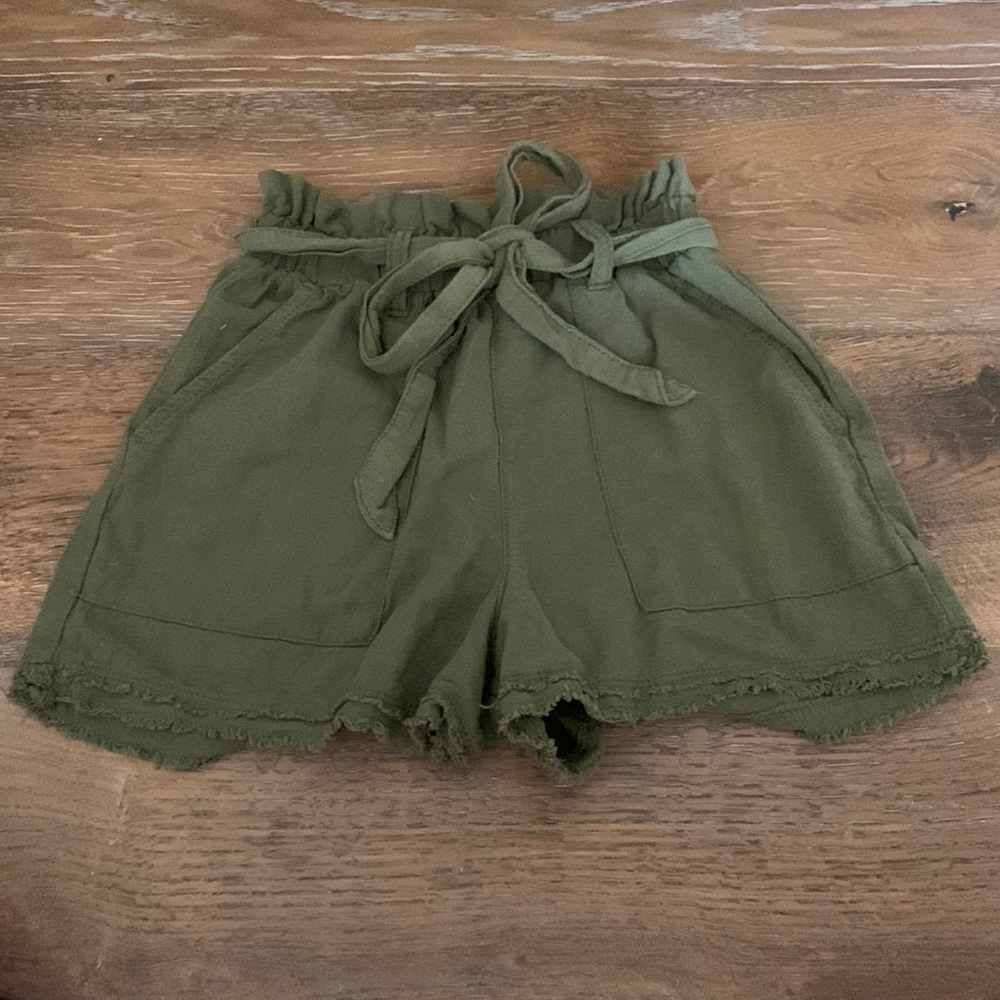 Unionbay army green high waisted shorts with pockets / size small